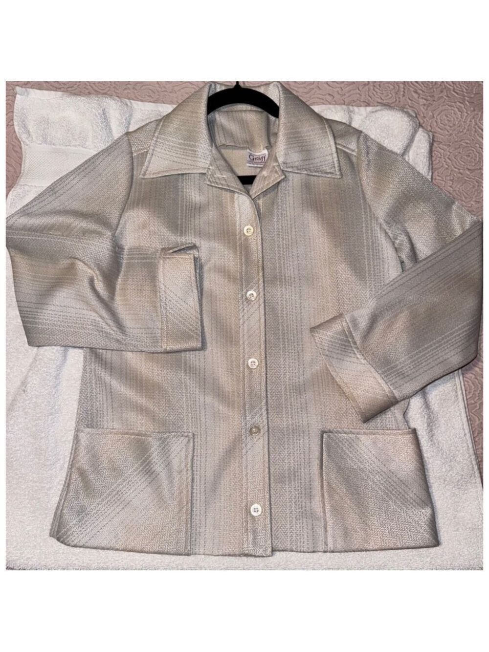 Vintage 100% polyester! California wear. Shiny lightweight jacket.